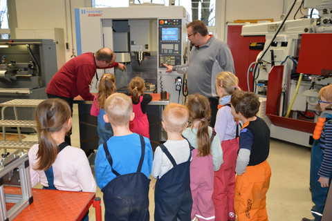 Im Ausbildungszentrum wird die Maschine erklärt.