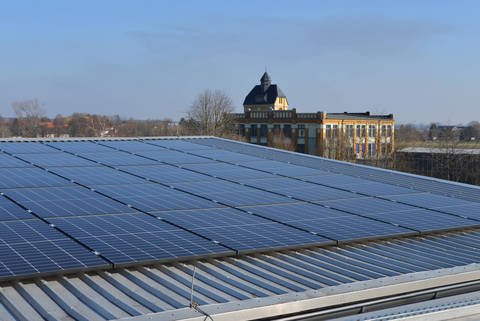 Die neue Photovoltaikanlage und im Hintergrund unsere Akademie