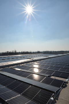Die neue Photovoltaikanlage bei strahlendem Sonnenschein