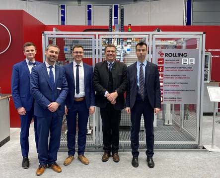 Profiroll Messe Team auf der INTEC 2023 in Leipzig vor der automatisierten PR 15 HP